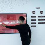 哪些交互装置能提升公司展厅的科技感与用户体验？方案如何落地？